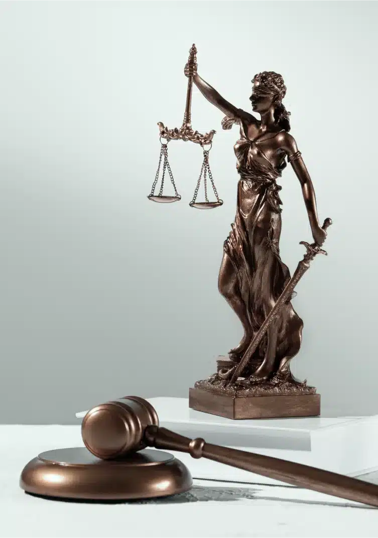 مكتب محاماة في كارولتون مع مطرقة القاضي وتمثال يحمل ميزان العدالة