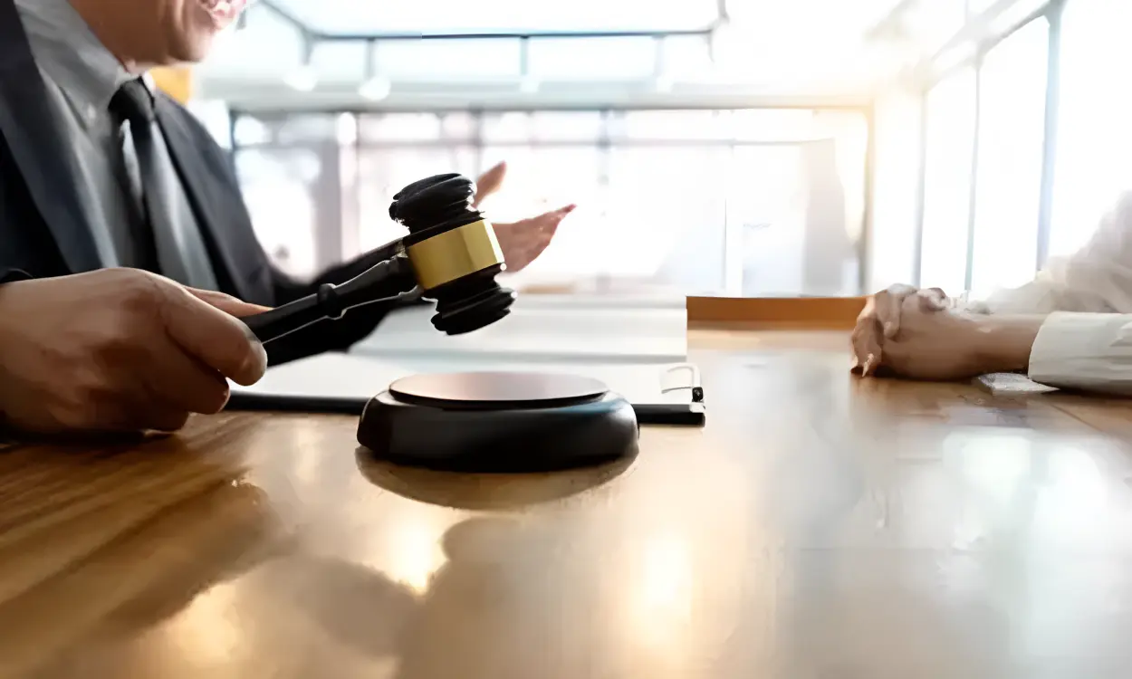 مطرقة القاضي في قاعة المحكمة