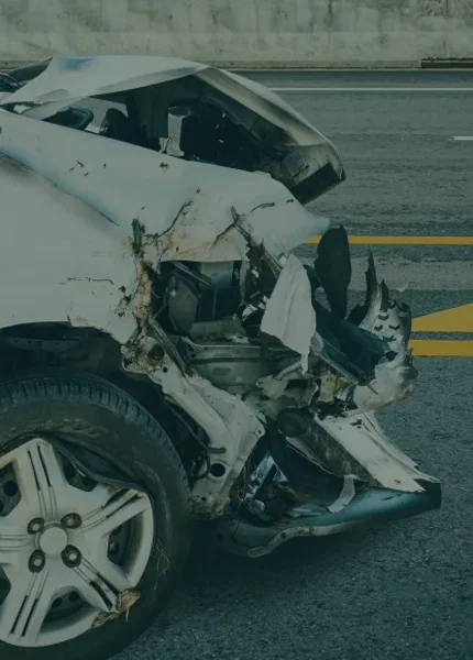 سيارة تضررت نتيجة حادث مرور