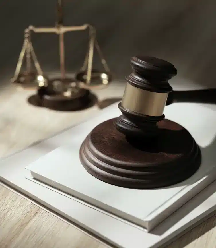 مطرقة القاضي في قاعة المحكمة