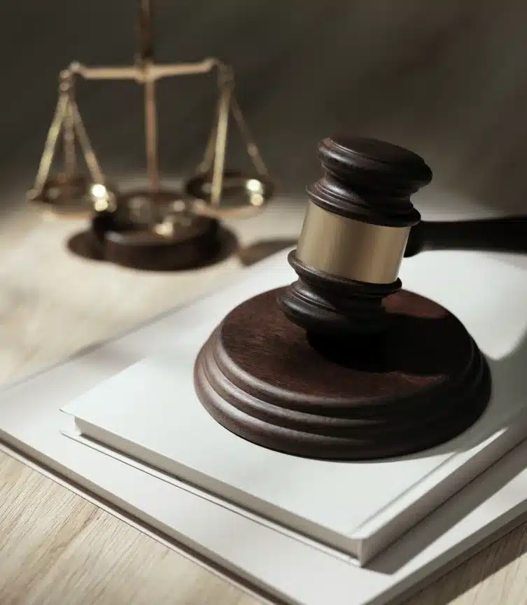 مطرقة القاضي في قاعة المحكمة