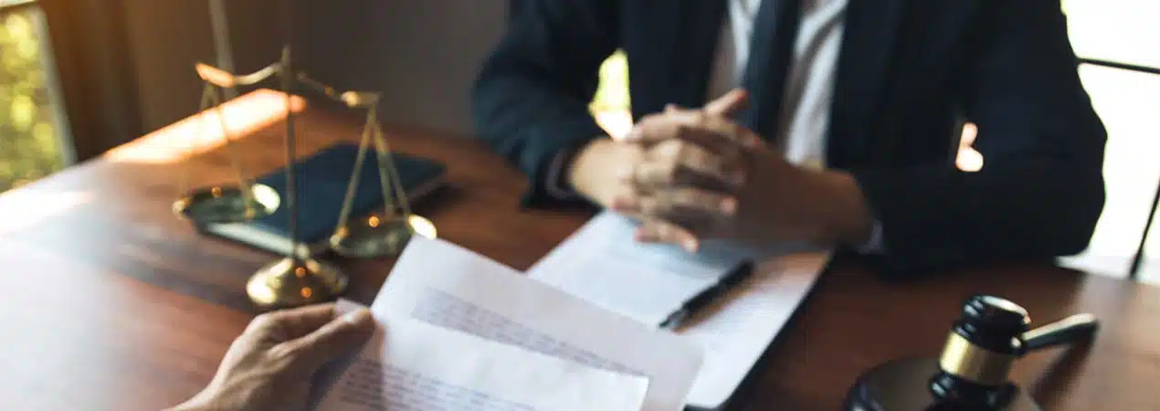 محامٍ يناقش قضية