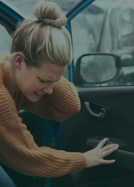 امرأة أُصيبت في حادث سيارة نقل تشاركي