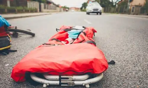 نقالة إسعاف موضوعة في وسط الطريق