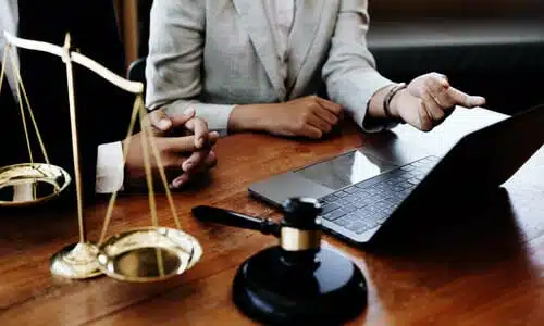 محامي تأمين الفجوة يساعد عميلًا في فهم تفاصيل بوليصة التأمين