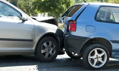 سيارة سيدان فضية تصطدم بسيارة هاتشباك بعد تغيير مسار خاطئ