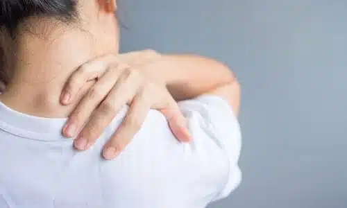 مصابة بحادث سيارة تمسك رقبتها أثناء انتظار الطبيب