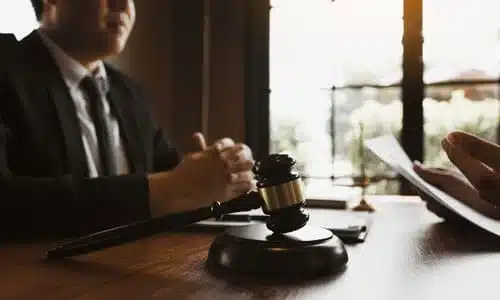 محامي حادث إشارة حمراء يتحدث مع عميل حول قضية