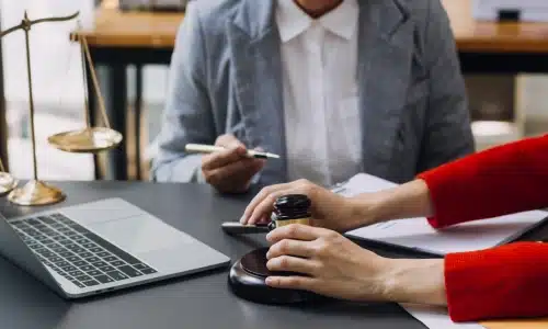 h3> ماذا أفعل فور وقوع الحادث؟ اطلب الرعاية الطبية، وأبلغ السلطات أو خفر السواحل، ووثق كل ما يمكنك من صور وتفاصيل الشهود. هل يمكنني تقديم مطالبة إذا وقع الحادث على قارب مستأجر؟ نعم، قد تتمكن من محاسبة شركة التأجير أو أي طرف مهمل آخر بناءً على سبب الحادث وحالة السفينة. من يمكن اعتباره مسؤولاً عن الحادث؟ تشمل الأطراف المسؤولة المحتملة مشغل القارب، أو شركة التأجير، أو الشركة المصنعة، أو أي طرف ساهم إهماله في التصادم.