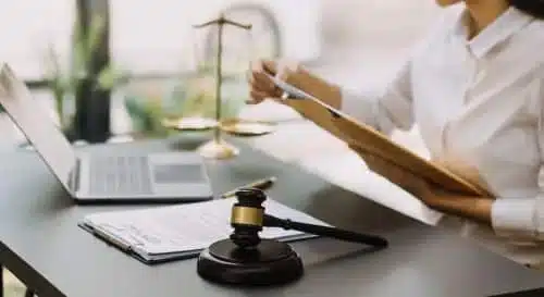 محامي إصابات حروق يعمل على قضية