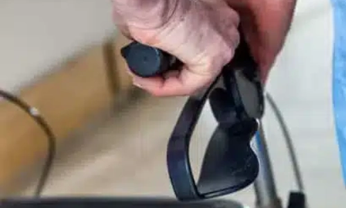 شخص مسن يستخدم عصا