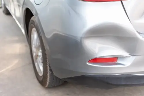 أضرار في سيارة ناتجة عن حادث هروب بعد التصادم.