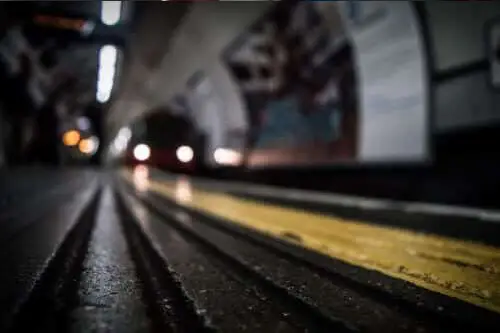 صورة ضبابية لقطار قادم على سكة حديدية مع الإيحاء بوقوع حادث.