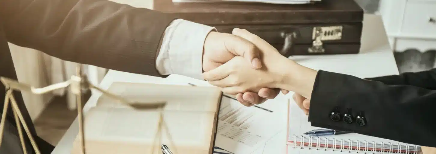 محامون يصافحون بعضهم