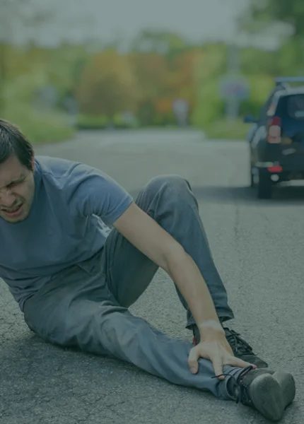 رجل أُصيب نتيجة حادث انزلاق وسقوط