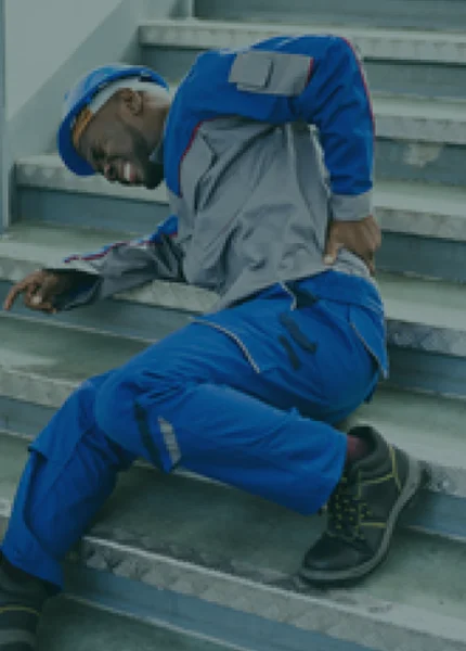 رجل أُصيب نتيجة حادث انزلاق وسقوط