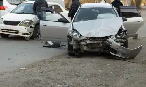 سيارة معطلة في منتصف الطريق بعد تصادم مع سائق غير مؤمَّن عليه.