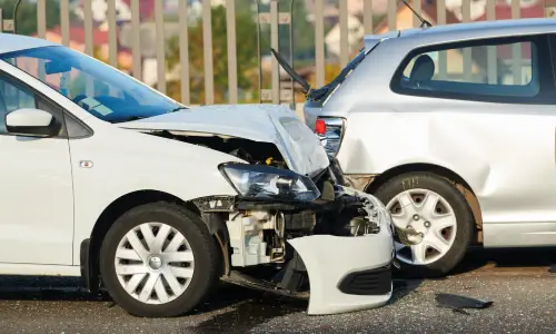 آثار تصادم بين سيارتين هاتشباك نتيجة قيادة مشتتة.