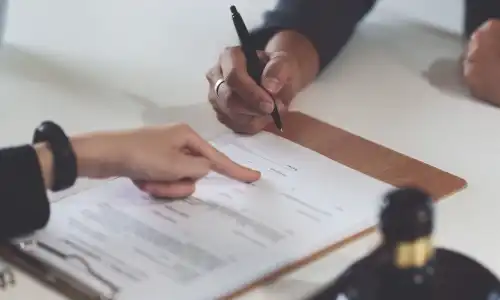 محامي قضايا المنتجات المعيبة يساعد عميلًا في تعبئة مطالبة تأمين
