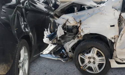 تصادم جانبي بين مركبتين نتيجة قيادة مشتتة.