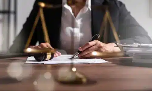محامٍ يعمل على مستندات مهمة تخص قضية خطأ طبي لأحد العملاء