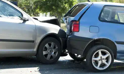 حادث اصطدام خلفي بين سيارة سائق نقل تشاركي ومركبة أخرى على طريق في الضواحي