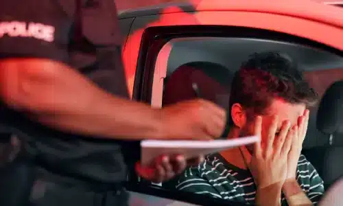 سائق مخمور يبدو عليه الارتباك أثناء توقيفه من قبل الشرطة للاشتباه في القيادة تحت تأثير الكحول وقد يحتاج إلى مساعدة قانونية من محامي حوادث القيادة تحت تأثير الكحول في هيوستن.