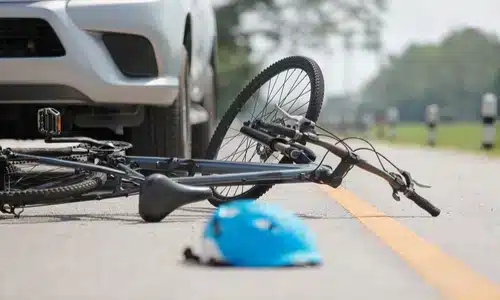 دراجة هوائية متضررة ملقاة على الطريق بعد حادث.