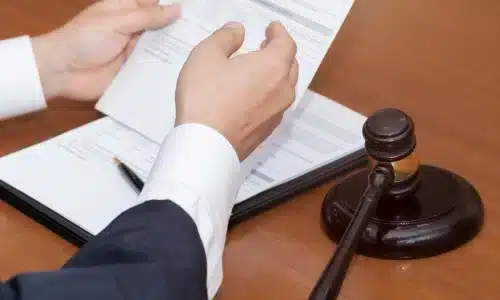 محامي تعويضات عمال في نوجاليس يراجع نموذج مطالبة بإصابة عمل لعميله.