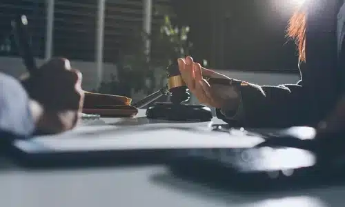 محامي حوادث قيادة مخمور في نوجاليس يناقش تفاصيل قضية مع مساعد قانوني.