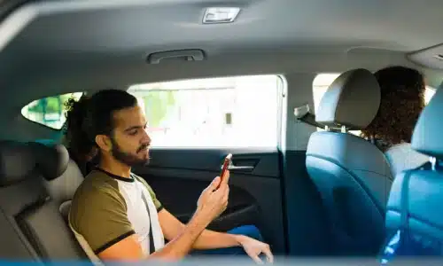 رجل يجلس في سيارة نقل تشاركي داخل أريزونا.