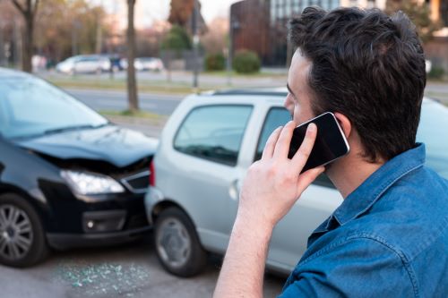 Un hombre culpable de un accidente automovilístico llama a su compañía de seguros.