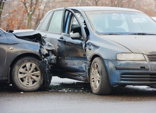 Un automóvil con seguro de responsabilidad civil solamente es golpeado lateralmente por otro automóvil.