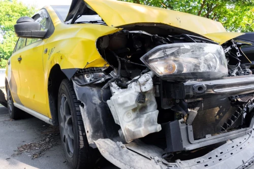 Restos de un coche amarillo tras un accidente a alta velocidad.