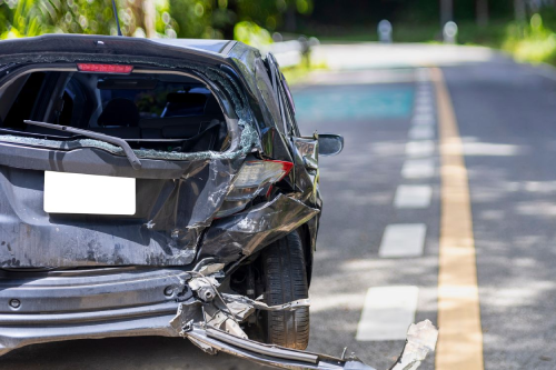 La parte trasera total de un vehículo después de una colisión a alta velocidad por parte de otro automóvil.