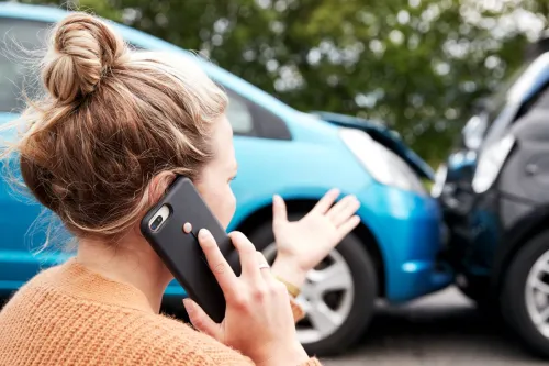Una mujer pide ayuda tras un accidente con un conductor que estaba enviando mensajes de texto al volante.