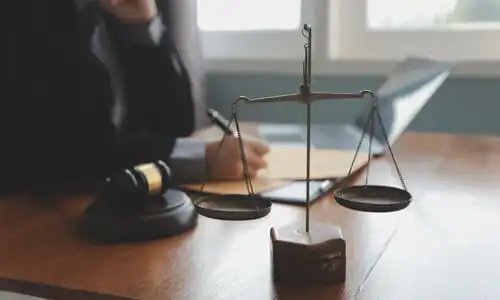 Un abogado de productos defectuosos en un escritorio con documentos y papeles importantes.