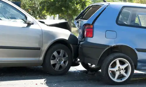 Un accidente por alcance entre el auto de un conductor de viaje compartido y otro vehículo en una carretera suburbana.