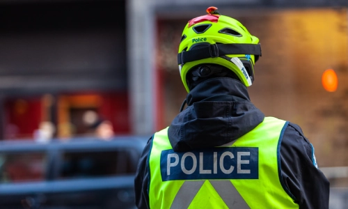 Una captura de profunidad de campo de un policía de tráfico observando la escena.