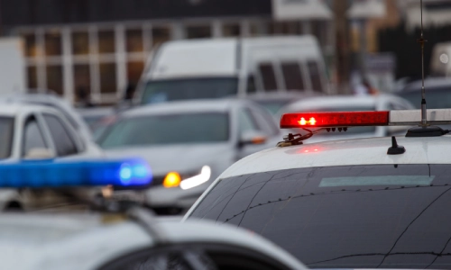 Los techos de dos vehículos de patrullaje en medio del tráfico en una ciudad.