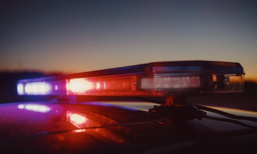 Una captura de cerca de luces policiales prendidas de noche.