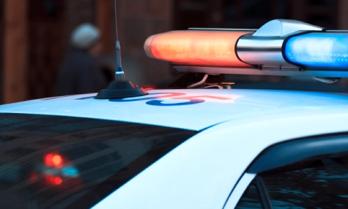 El techo de un vehículo de policía detenido en la escena de un accidente.