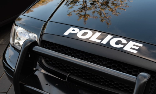 Una toma desde arriba del capó de una patrulla.