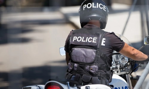 Un oficial de policía en su motocicleta llegando a la escena de un accidente.