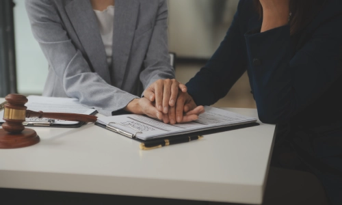 A Tempe wrongful death lawyer comforting a client by gently patting the client’s shoulder.
